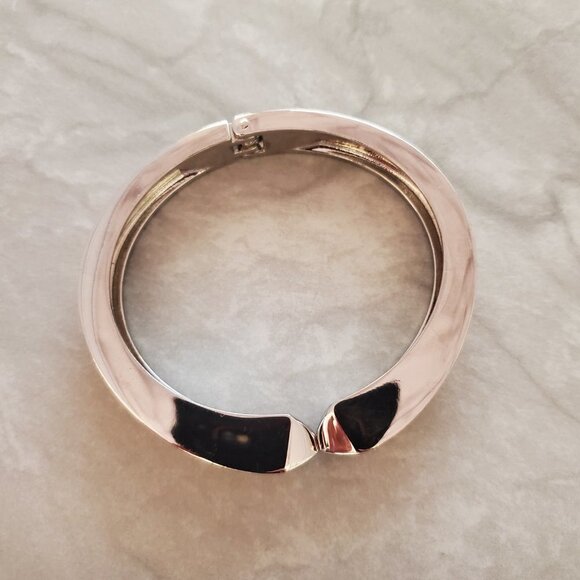 ✨ Stella and Dot Emerson Skakeskin Embossed Hinged Bangle Bracelet ✨ - Picture 7 of 10